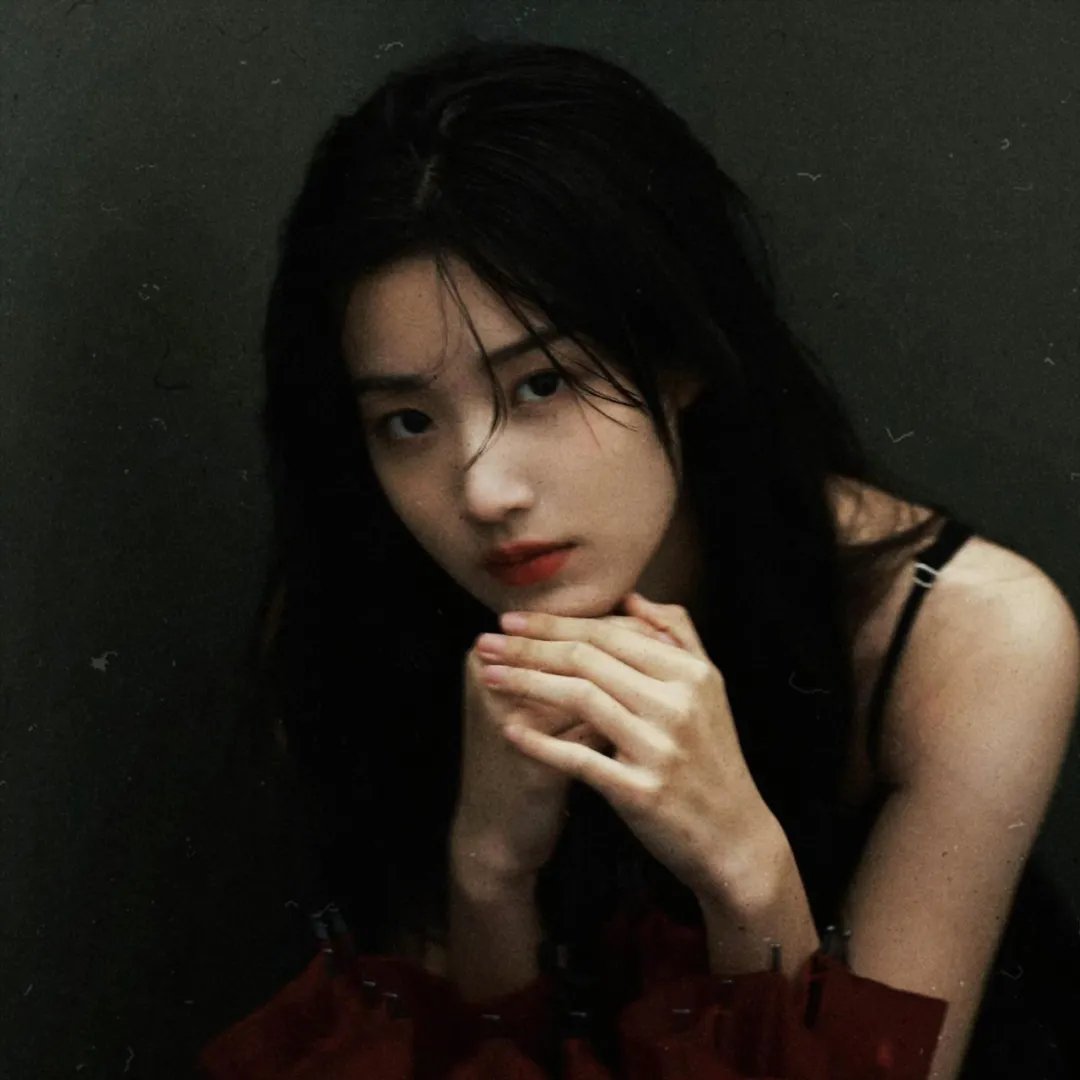 坐在酒吧里吃蛋糕